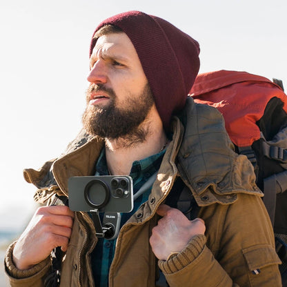 monsieur en voyage avec anneau magnetique sur le cou