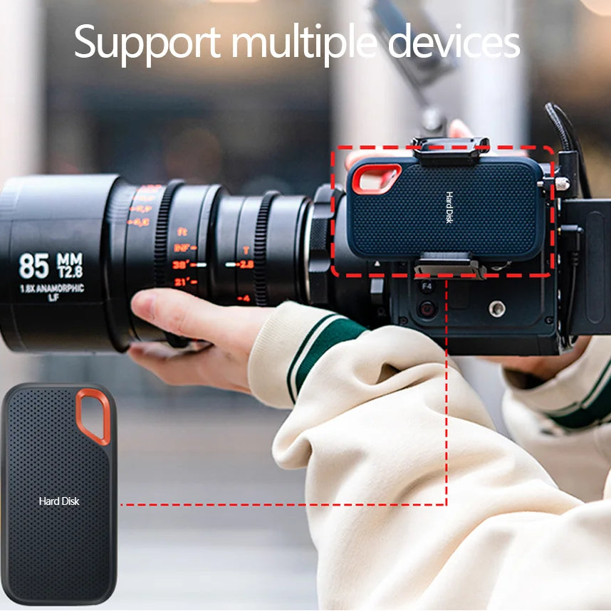 disque dur accroché a une grosse camera