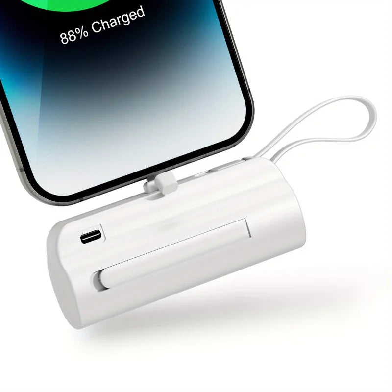 chargeur portable accroché au telephone